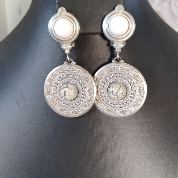 Vintage Liz Claibourne Clip On Earrings. Large Silver Medallion Design Unique - Picture 8 of 12